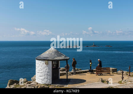 La fin des terres, Angleterre - 27 avril 2017 : voir les gens à la fin des terres à l'océan et l'ancien phare. Banque D'Images