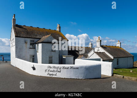 La fin des terres, Angleterre - 27 avril 2017 : Dernière/première maison et café à la fin des terres en été avec ciel bleu. Banque D'Images