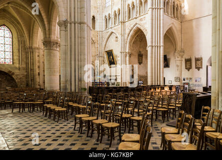 Orbais l'abbaye, France - 11 juin 2017 : intérieur de l'église d'orbais l'abbaye avec des chaises, de piliers et de l'autel, en France. Banque D'Images