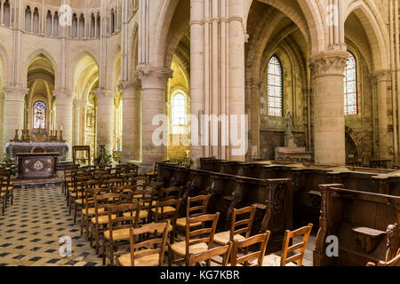 Orbais l'abbaye, France - 11 juin 2017 : intérieur de l'église d'orbais l'abbaye avec des chaises, de piliers et de l'autel, en France. Banque D'Images