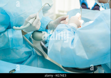 Close up - processus de chirurgie dentaire chirurgien dentiste. implantation avec assistant en clinique moderne. stomatologie et soins de santé concept. focus sélectif. Banque D'Images