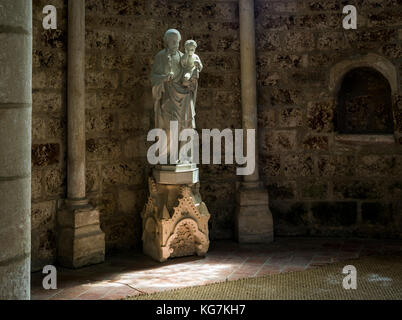 Orbais l'abbaye, France - 11 juin 2017 : statue dans l'église d'orbais l'abbaye, France. Banque D'Images