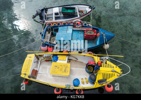 Mousehole, Angleterre - le 28 avril 2017 : trois bateaux de pêche avec des filets, des boîtes et des cordes, Cornwall. Banque D'Images