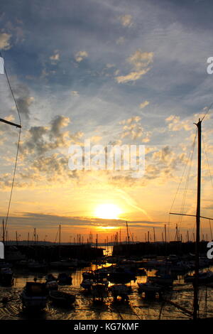 Lever du soleil sur le port de St Aubin, Jersey Banque D'Images