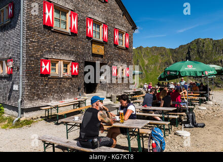 Tschaguns, Autriche - Juillet 17, 2017 : les gens et les randonneurs à l'wormser hütte dans le Montafon alpes sur un jour à l'été la terrasse du restaurant, aus Banque D'Images