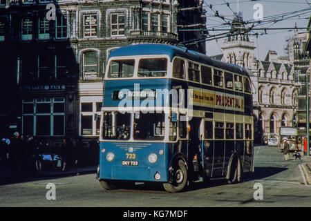 Corporationtrolley bradford bus no 733 reg no dky 733 sur la route de duckworth lane et dans le centre-ville en 1962 Banque D'Images