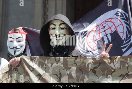L'usure des manifestants 'V pour Vendetta' masques. 12 protestation peut occuper dans la ville de Londres a débuté pacifiquement dans la Cathédrale St Paul, mais s'est terminée par une électrique à l'extérieur de la Banque de l'Angleterre, où des manifestants ont été arrêtés. Banque D'Images