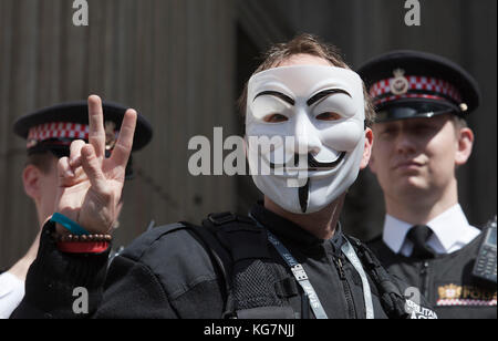 Dans cette photo : V pour Vendetta 'porter' masques. 12 protestation peut occuper dans la ville de Londres a débuté pacifiquement dans la Cathédrale St Paul, mais s'est terminée par une électrique à l'extérieur de la Banque de l'Angleterre, où des manifestants ont été arrêtés. Banque D'Images