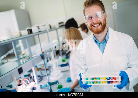 Portrait of young scientist posing in lab Banque D'Images