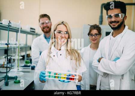 Groupe de jeunes scientifiques réussie qui pose pour appareil photo Banque D'Images