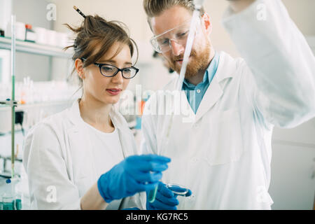 De jeunes étudiants de chimie de laboratoire de travail Banque D'Images