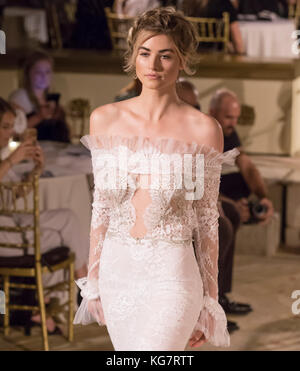 New York, NY - 7 octobre, 2017 : a model à l'automne 2018 idan cohen suite nuptiale défilé collection lors de la fashion week de ny suite nuptiale Banque D'Images