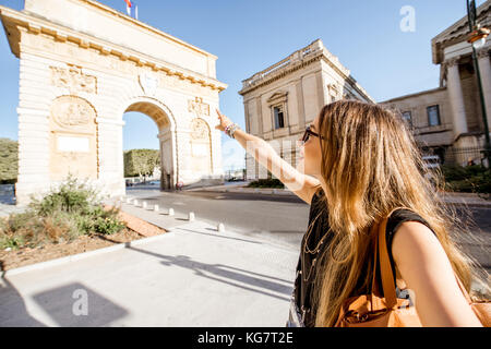 Femme voyageant dans la ville de Montpellier, France Banque D'Images