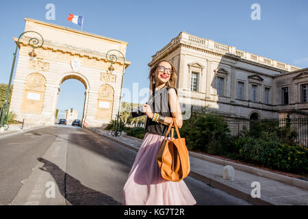 Femme voyageant dans la ville de Montpellier, France Banque D'Images