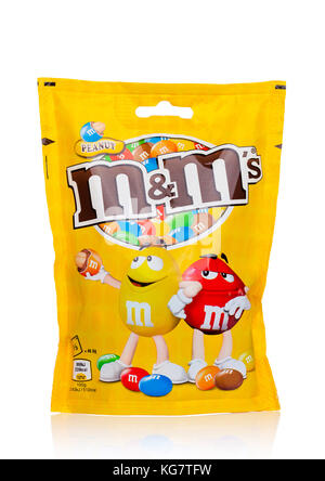 LONDRES, Royaume-Uni - 03 NOVEMBRE 2017 : bonbons au chocolat M&m's sur fond blanc, produit par Mars, Incorporated. Banque D'Images