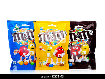 LONDRES, Royaume-Uni - 03 NOVEMBRE 2017 : bonbons au chocolat M&m's sur fond blanc, produit par Mars, Incorporated. Banque D'Images