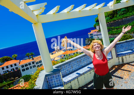 Femme dans un balcon. Banque D'Images