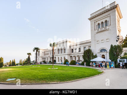 LIVADIYA, CRIMÉE - 21 SEPTEMBRE 2017 : personnes près de la façade du Grand Palais Livadia. Le palais était la résidence d'été de la famille de l'empereur russe Banque D'Images