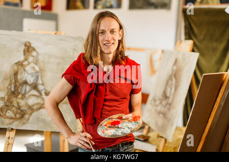 Le sourire de l'artiste masculin Banque D'Images