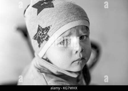 Portrait d'une petite fille qui pleure, le nez, à la maison Banque D'Images