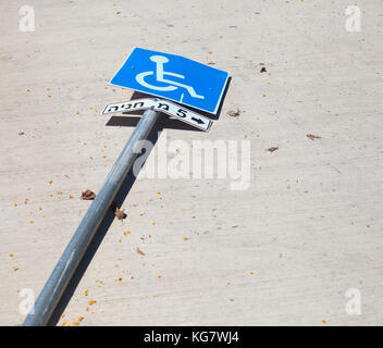 Place de parking sign renversé sur la route. les lettres en hébreu lire 'parking 5 m' Banque D'Images