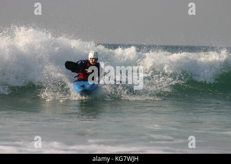 Canoë Surf 10/03 Newquay Banque D'Images