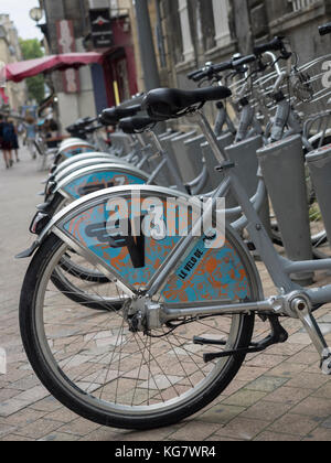 BORDEAUX, FRANCE - 07 SEPTEMBRE 2017 : VCUB (V3) loue des vélos à une station de location dans le centre-ville Banque D'Images