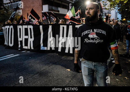 Rome, Italie. 08Th nov, 2017. Membres de l'italien parti politique d'extrême droite "Forza Nuova" (nouvelle force) ont organisé une manifestation 'tous' pour le pays contre le gouvernement a proposé une réforme de la procédure de la citoyenneté pour les descendants d'immigrés vivant en Italie à Rome, Italie le 04 novembre 2017. crédit : Giuseppe ciccia/pacific press/Alamy live news Banque D'Images