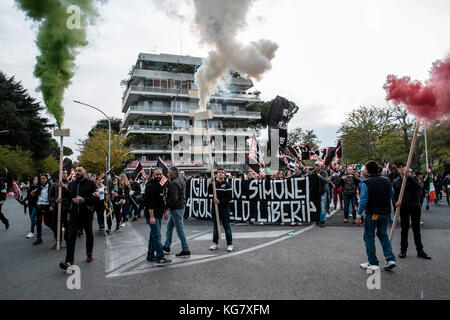 Rome, Italie. 08Th nov, 2017. Membres de l'italien parti politique d'extrême droite "Forza Nuova" (nouvelle force) ont organisé une manifestation 'tous' pour le pays contre le gouvernement a proposé une réforme de la procédure de la citoyenneté pour les descendants d'immigrés vivant en Italie à Rome, Italie le 04 novembre 2017. crédit : Giuseppe ciccia/pacific press/Alamy live news Banque D'Images