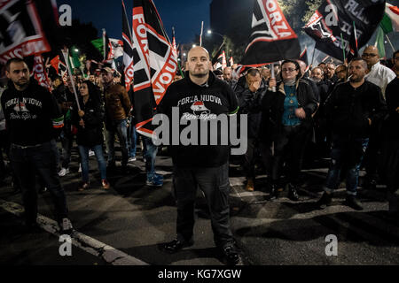 Rome, Italie. 08Th nov, 2017. Membres de l'italien parti politique d'extrême droite "Forza Nuova" (nouvelle force) ont organisé une manifestation 'tous' pour le pays contre le gouvernement a proposé une réforme de la procédure de la citoyenneté pour les descendants d'immigrés vivant en Italie à Rome, Italie le 04 novembre 2017. crédit : Giuseppe ciccia/pacific press/Alamy live news Banque D'Images