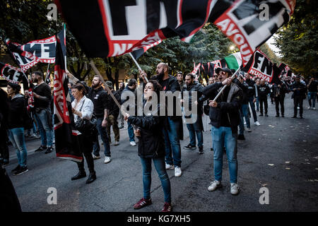 Rome, Italie. 08Th nov, 2017. Membres de l'italien parti politique d'extrême droite "Forza Nuova" (nouvelle force) ont organisé une manifestation 'tous' pour le pays contre le gouvernement a proposé une réforme de la procédure de la citoyenneté pour les descendants d'immigrés vivant en Italie à Rome, Italie le 04 novembre 2017. crédit : Giuseppe ciccia/pacific press/Alamy live news Banque D'Images