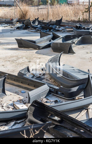 Butées en vieille voiture et d'autres pièces d'auto voiture abandonnée au bâtiment de service à Larnaca, Chypre Banque D'Images