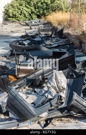 Butées en vieille voiture et d'autres pièces d'auto voiture abandonnée au bâtiment de service à Larnaca, Chypre Banque D'Images