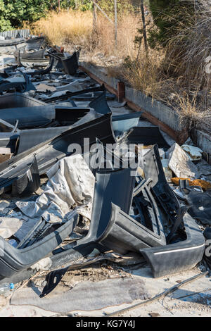 Butées en vieille voiture et d'autres pièces d'auto voiture abandonnée au bâtiment de service à Larnaca, Chypre Banque D'Images