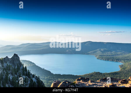 Donnant sur paulina Lake dans le centre de l'oregon sur une bonne après-midi Banque D'Images