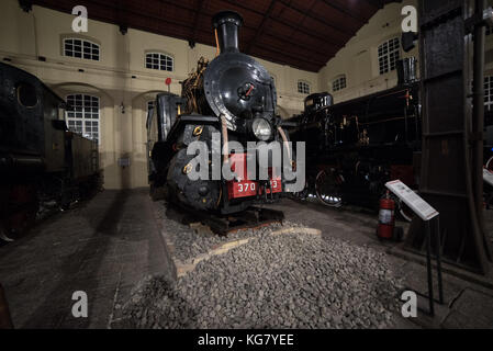 Portici, Italie. 08Th nov, 2017. Une soirée spéciale au musée ferroviaire de pietrarsa national dans l'ensemble, consacré à la sfogliatella, symbole de la bonne patisserie pâtisserie. 'La nuit blanche de la sfogliatella' et visiter le musée. crédit : Giuseppe ricciardiello/pacific press/Alamy live news Banque D'Images