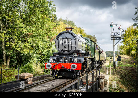 4-6-0 classe gwr king no 6024 le roi Édouard i d'approches de la locomotive à vapeur sur la station hampton loade severn Valley Railway Banque D'Images