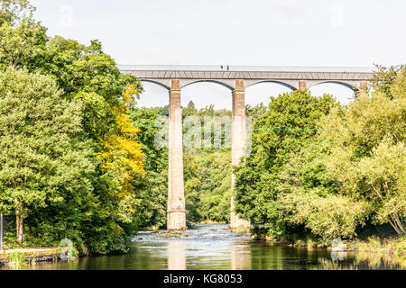 Deux personnes à pied le long de l'aqueduc de pontcysyllte car elle porte le canal de Llangollen sur la rivière Dee à llangollen, nord du Pays de Galles Banque D'Images