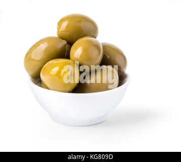 Bol de saumure olives vertes isolated on white with clipping path Banque D'Images