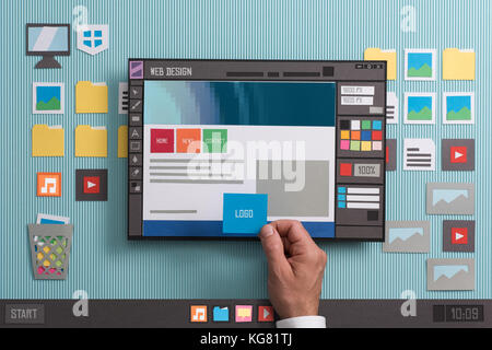 Rédaction web designer web templates et mises en page web à l'aide d'un logiciel professionnel, collage et coupe papier composition Banque D'Images