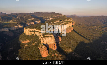 Vue aérienne de falaises colorées au-dessus du réservoir @ (près de tavertet en Catalogne, Espagne Banque D'Images