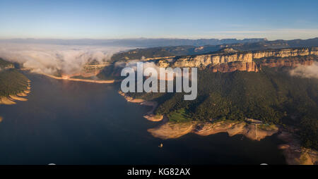 Vue aérienne de falaises colorées au-dessus du réservoir @ (près de tavertet en Catalogne, Espagne Banque D'Images