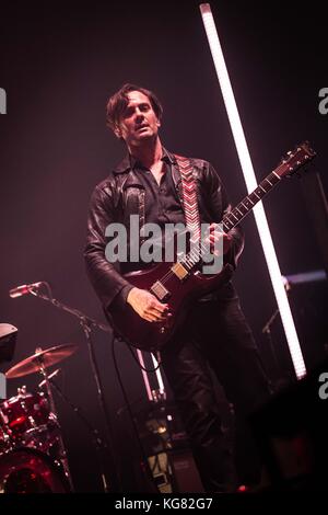 Bologne, Italie. 08Th nov, 2017 dean fertita. du groupe de rock américain Queens of the Stone age en photo sur scène pendant qu'il effectue en direct à unipol arena à Bologne en Italie. crédit : Roberto finizio/pacific press/Alamy live news Banque D'Images