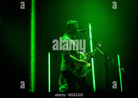 Bologne, Italie. 08Th nov, 2017. Josh Homme du groupe de rock américain Queens of the Stone age en photo sur scène pendant qu'il effectue en direct à unipol arena à Bologne en Italie. crédit : Roberto finizio/pacific press/Alamy live news Banque D'Images