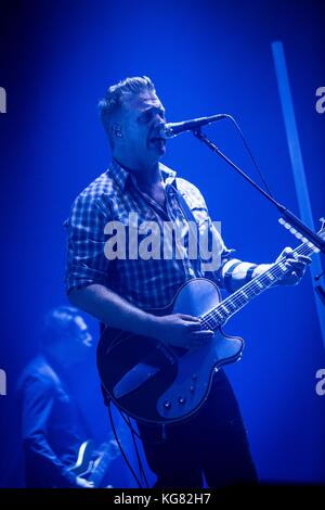 Bologne, Italie. 08Th nov, 2017. Josh Homme du groupe de rock américain Queens of the Stone age en photo sur scène pendant qu'il effectue en direct à unipol arena à Bologne en Italie. crédit : Roberto finizio/pacific press/Alamy live news Banque D'Images