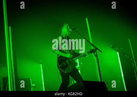 Bologne, Italie. 08Th nov, 2017. Josh Homme du groupe de rock américain Queens of the Stone age en photo sur scène pendant qu'il effectue en direct à unipol arena à Bologne en Italie. crédit : Roberto finizio/pacific press/Alamy live news Banque D'Images