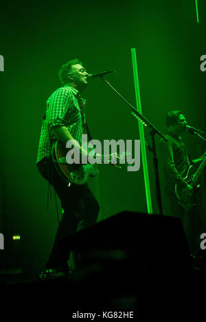 Bologne, Italie. 08Th nov, 2017. Josh Homme du groupe de rock américain Queens of the Stone age en photo sur scène pendant qu'il effectue en direct à unipol arena à Bologne en Italie. crédit : Roberto finizio/pacific press/Alamy live news Banque D'Images