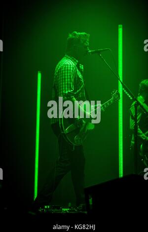 Bologne, Italie. 08Th nov, 2017. Josh Homme du groupe de rock américain Queens of the Stone age en photo sur scène pendant qu'il effectue en direct à unipol arena à Bologne en Italie. crédit : Roberto finizio/pacific press/Alamy live news Banque D'Images