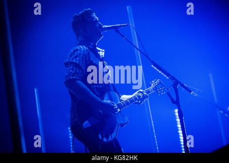 Bologne, Italie. 08Th nov, 2017. Josh Homme du groupe de rock américain Queens of the Stone age en photo sur scène pendant qu'il effectue en direct à unipol arena à Bologne en Italie. crédit : Roberto finizio/pacific press/Alamy live news Banque D'Images