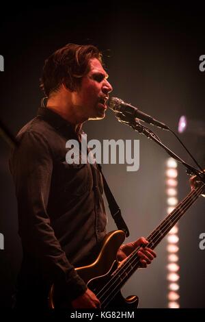 Bologne, Italie. 08Th nov, 2017. michael shuman du groupe de rock américain Queens of the Stone age en photo sur scène pendant qu'il effectue en direct à unipol arena à Bologne en Italie. crédit : Roberto finizio/pacific press/Alamy live news Banque D'Images